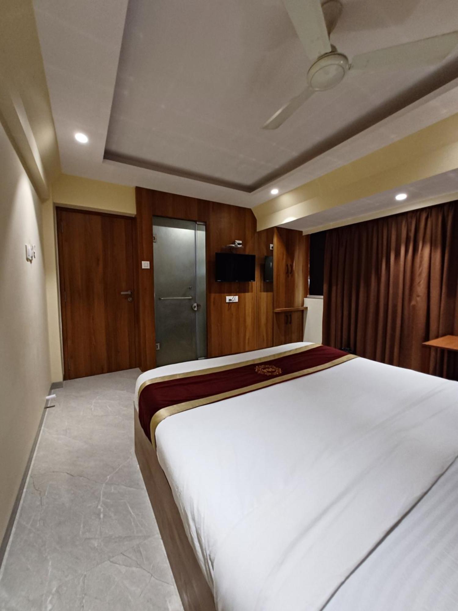 Hotel Ratna Mahal Мумбай Екстериор снимка
