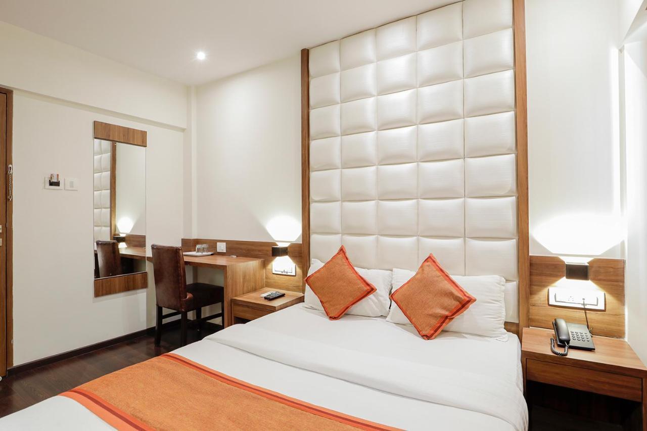 Hotel Ratna Mahal Мумбай Екстериор снимка