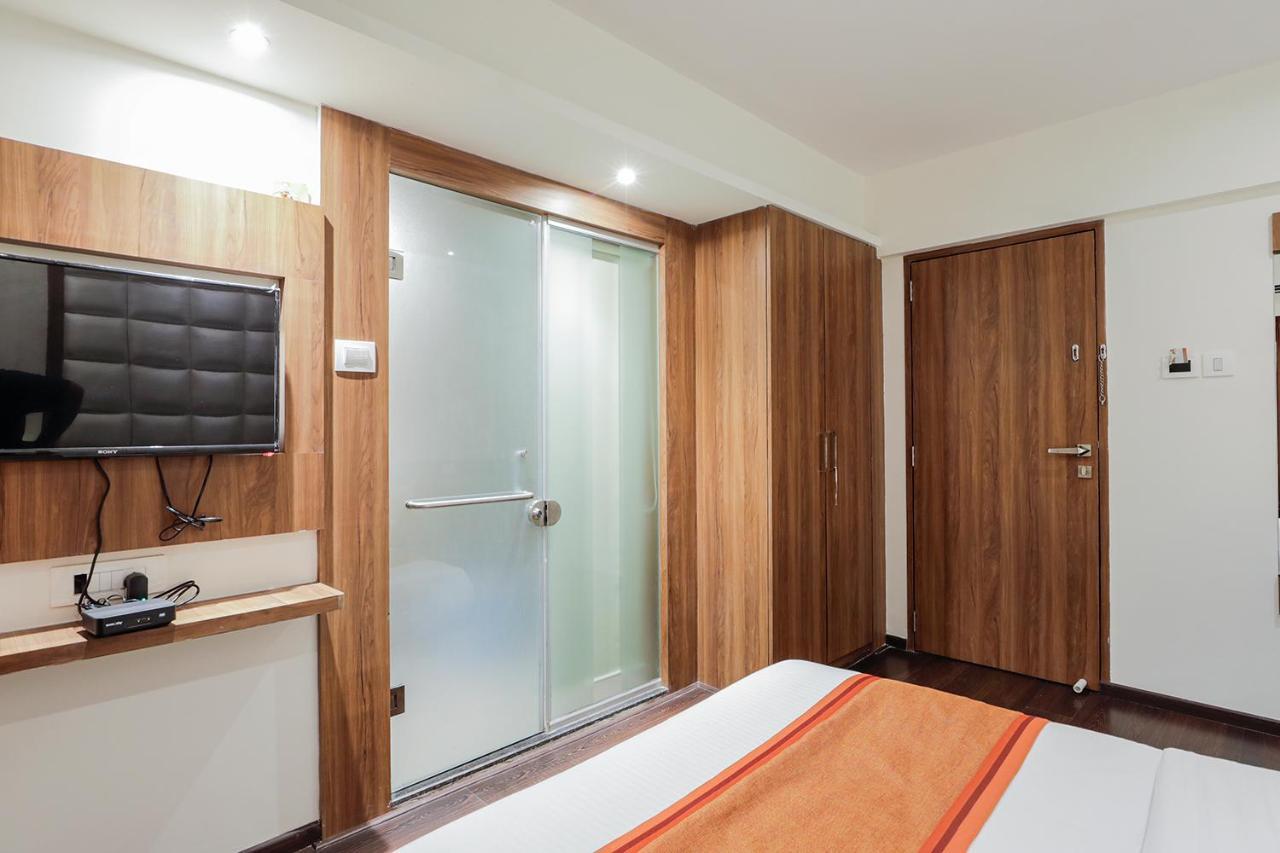 Hotel Ratna Mahal Мумбай Екстериор снимка