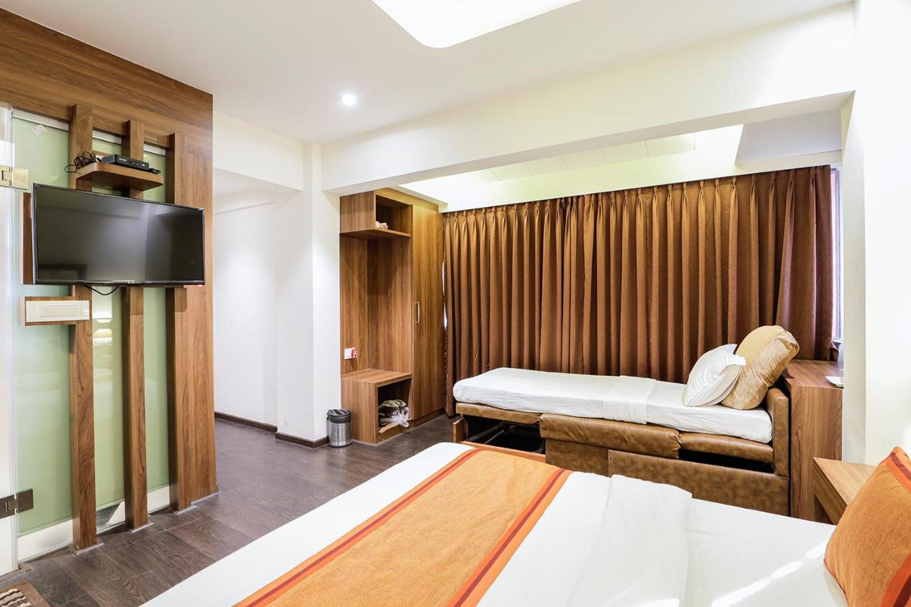 Hotel Ratna Mahal Мумбай Екстериор снимка
